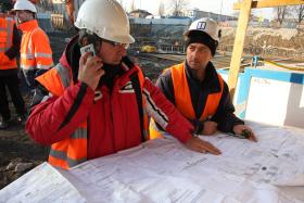 Jeden z włoskich ekspatów - Francesco Fantoni (z lewej), nadzorca stacji Powiśle.