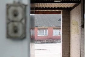 Bletchley Park to kilkanaście rozrzuconych po rozległym parku budynków, bloków i tzw. chat (huts), dla poszczególnych działania deszyfrujących. W 1945 roku pracowało w nich blisko 10 tysięcy osób. Na głębi chata nr 3, zespołu kryptologów amerykańskich.