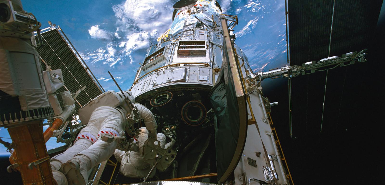 Czwarta serwisowa misja (STS-109) teleskopu Hubble’a zrealizowana przez załogę wahadłowca Columbia, 2002 r. Podczas niej astronauci przebywali w przestrzeni kosmicznej łącznie 36 godz.
