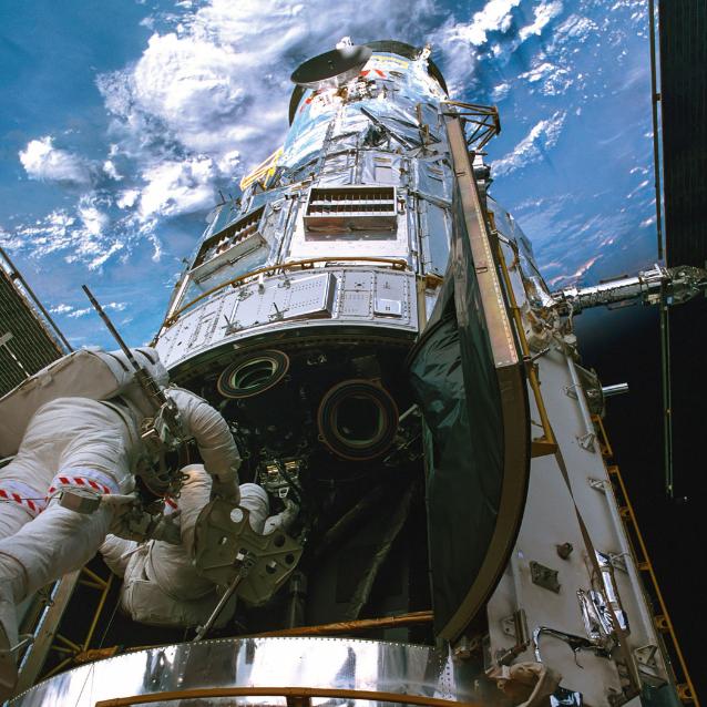 Czwarta serwisowa misja (STS-109) teleskopu Hubble’a zrealizowana przez załogę wahadłowca Columbia, 2002 r. Podczas niej astronauci przebywali w przestrzeni kosmicznej łącznie 36 godz.