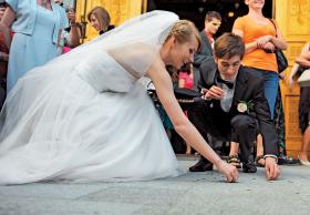 Kamil Stoch z poślubioną Ewą Bilan przykucnęli nad drobiazgiem.