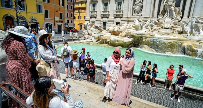 Turyści powoli wracają do Rzymu. Na zdjęciu słynna fontanna di Trevi