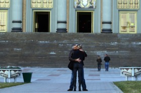 Zakochani przed głównym wejściem do licheńskiej bazyliki.