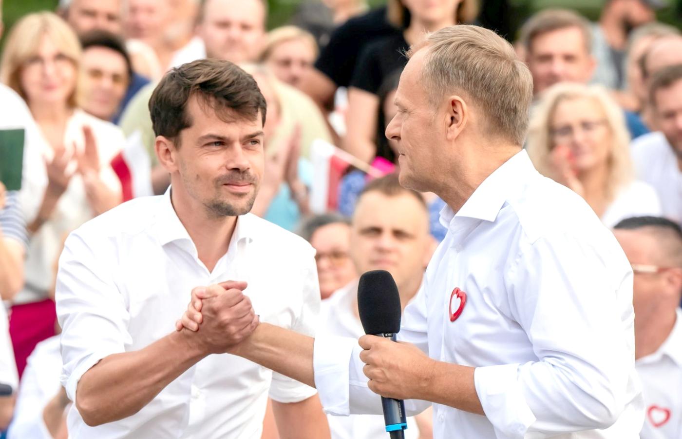 Lider AgroUnii Michał Kołodziejczak i Donald Tusk podczas spotkania otwartego z mieszkańcami Włocławka, 18 sierpnia 2023 r.