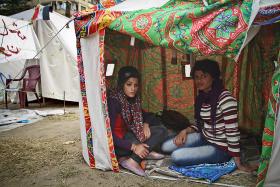 Młode mieszkanki Kairu w miasteczku namiotowym.