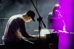 „Dla mnie to dzianie się wokół mnie, moich płyt, koncertów nosi już znamiona stabilności. A to mnie męczy i przeraża. Nie lubię, jak jest stabilnie”.