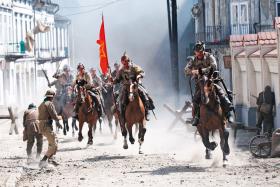 Ulica Starowarszawska na planie filmu „Bitwa Warszawska 1920”.