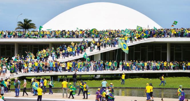 Zwolennicy Jaira Bolsonaro szturmują budynek brazylijskiego Kongresu, Brasilia.