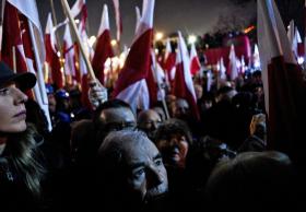 Marsz niepodległości i pamięci ku czci ofiar stanu wojennego, zorganizowany przez środowiska związane z PiS i „Gazetą Polską”, 13 grudnia 2011 r.