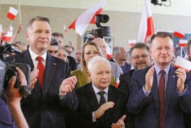 Spotkanie „kandydata na premiera” i innych polityków PiS z mieszkańcami Kalisza. Na pierwszym planie Przemysław Czarnek, Jarosław Kaczyński, Mariusz Błaszczak.