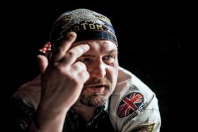 Wojtek nie rozumie, dlaczego kiedy na eliminacjach do „X Factora” zaśpiewał piosenkę „Bo tutaj jest jak jest”, to Tatiana Okupnik z jury strasznie się popłakała.