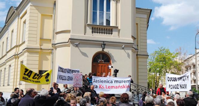Protest wiernych z Jasienicy przed siedzibą Kurii Warszawsko-Praskiej w Warszawie, 17 kwietnia 2014 r.
