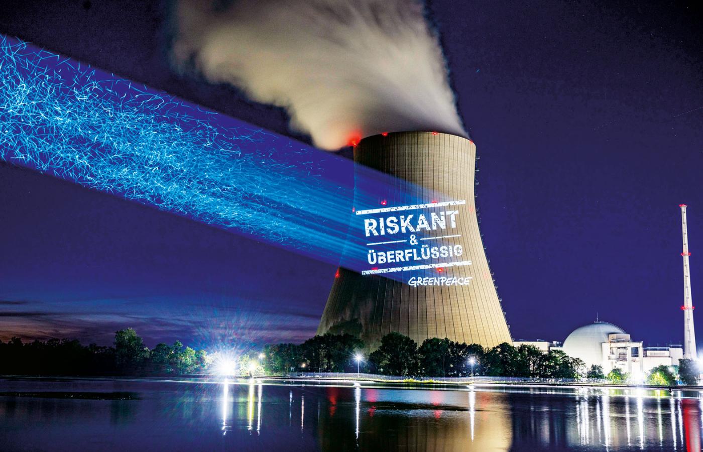 „Ryzykowne i niepotrzebne” na wieży chłodniczej elektrowni Isar 2, protest Greenpeace