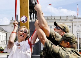 Eskalacja wojny krzyżowej w wydaniu polskim, czyli nieudana próba przeniesienia krzyża sprzed Pałacu Prezydenckiego do kościoła św. Anny