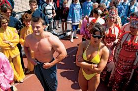 Moskiewskie zabawy w parku na Łużnikach: atletyczny mężczyzna i kobiety w dwóch rolach: ozdoby albo strażniczki tradycji.