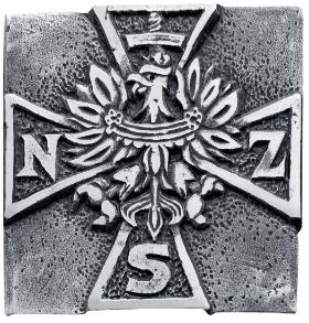 Wyobrażenie tzw. Krzyża NSZ, pochodzące z tablicy upamiętniającej żołnierzy NSZ straconych w publicznej egzekucji w Sanokuw 1946 r.