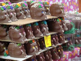 Nieodłączną częścią tradycji są „czaszki zmarłych”, wykonane z cukru lub czekolady.