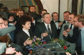 Już wiadomo, kto wygrał te wybory. Za chwilę padnie pamiętne: 'Zdrowie wasze w gardła nasze'