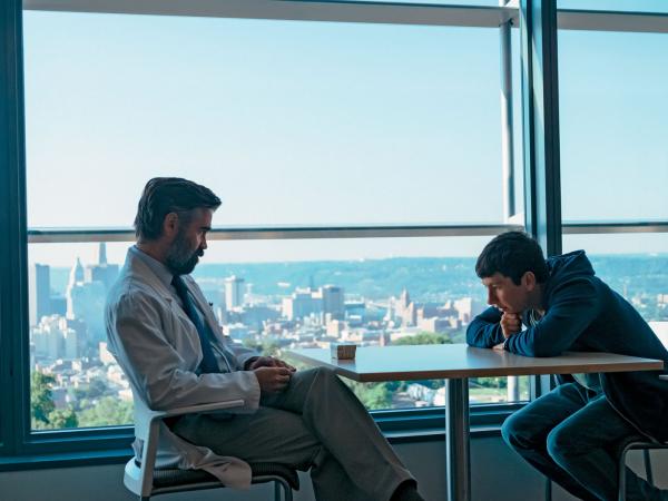 Lekarz (Colin Farrell) i jego gość (Barry Keoghan)