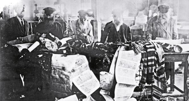 Żydzi nad zniszczonymi zwojami Tory po jednym z pogromów w Rosji, 1881 r.