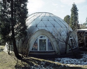 Zanim zaprojektował Śnieżkę postawił swój dom – igloo – jeden z najoryginalniejszych domów jednorodzinnych w Polsce. Żaden z murarzy nie chciał się podjąć tego zadania, więc Lipiński wybudował igloo sam z cegły rozbiórkowej.