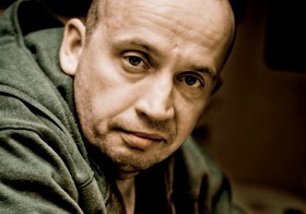 Raper Peja. Słynie z obrażania Tedego