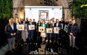 Wspólne zdjęcie finalistów i sponsorów Nagrody