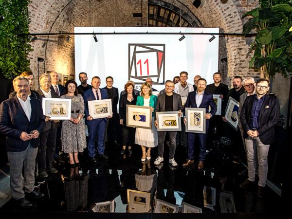 Wspólne zdjęcie finalistów i sponsorów Nagrody