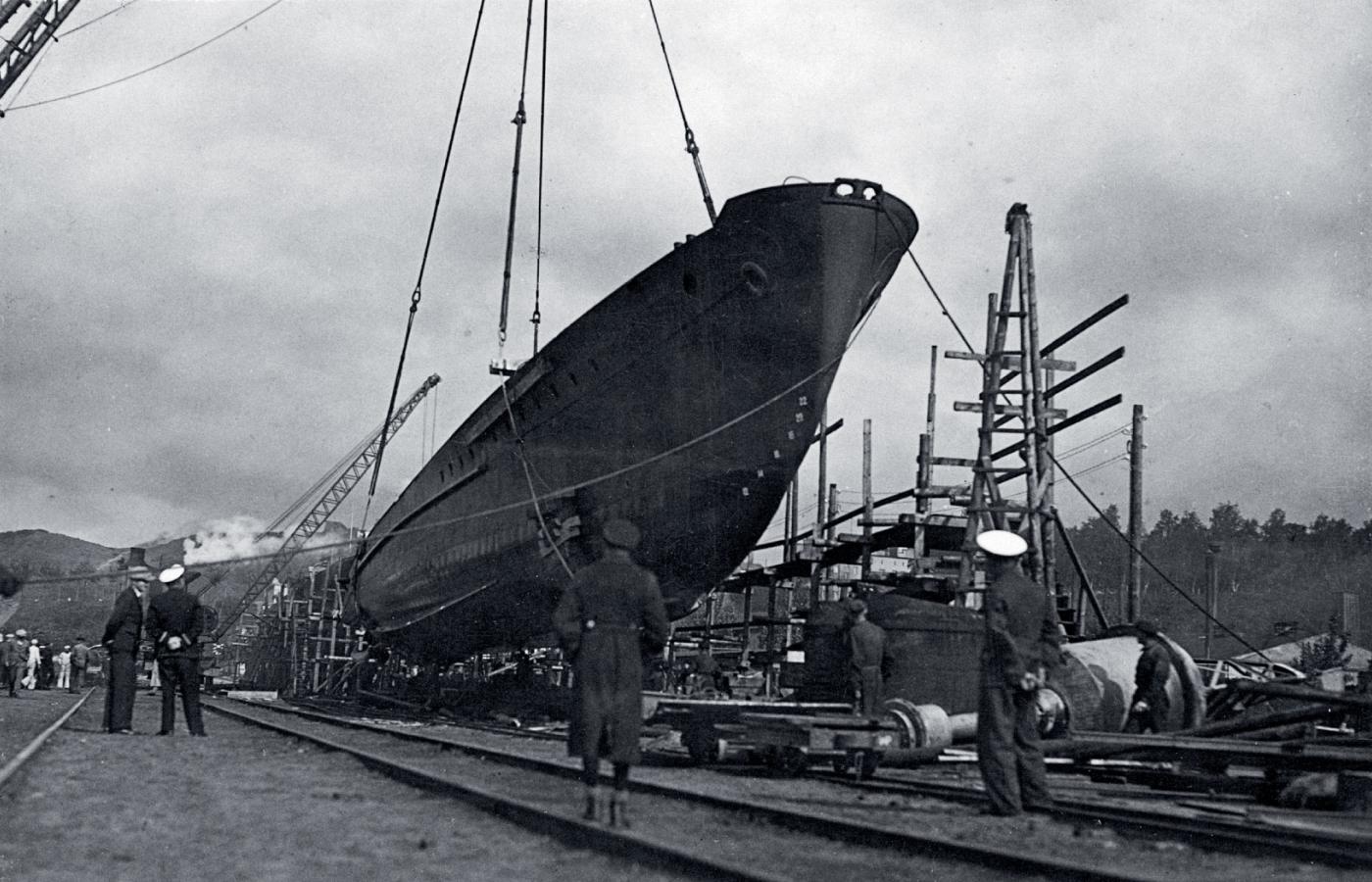 Wodowanie trałowca ORP „Jaskółka” w Warsztatach Portowych Marynarki Wojennej w Gdyni, 11 września 1934 r. Odbyło się przy użyciu stutonowego dźwigu, wypożyczonego ze Stoczni Gdańskiej.