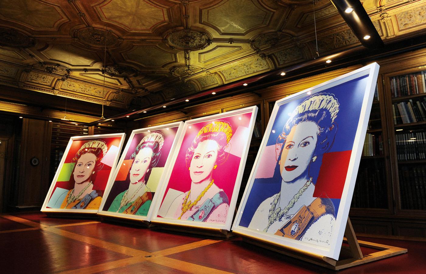 Grafiki Andy’ego Warhola przedstawiające królową jako produkt popkultury.