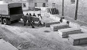 Termez, druga połowa lat 80., trumny z „gruzem-200”, jak do dziś armia rosyjska oznacza ładunki ze zwłokami żołnierzy.