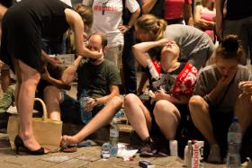 Zaatakowani gazem łzawiącym demonstranci ratują się kroplami i mlekiem