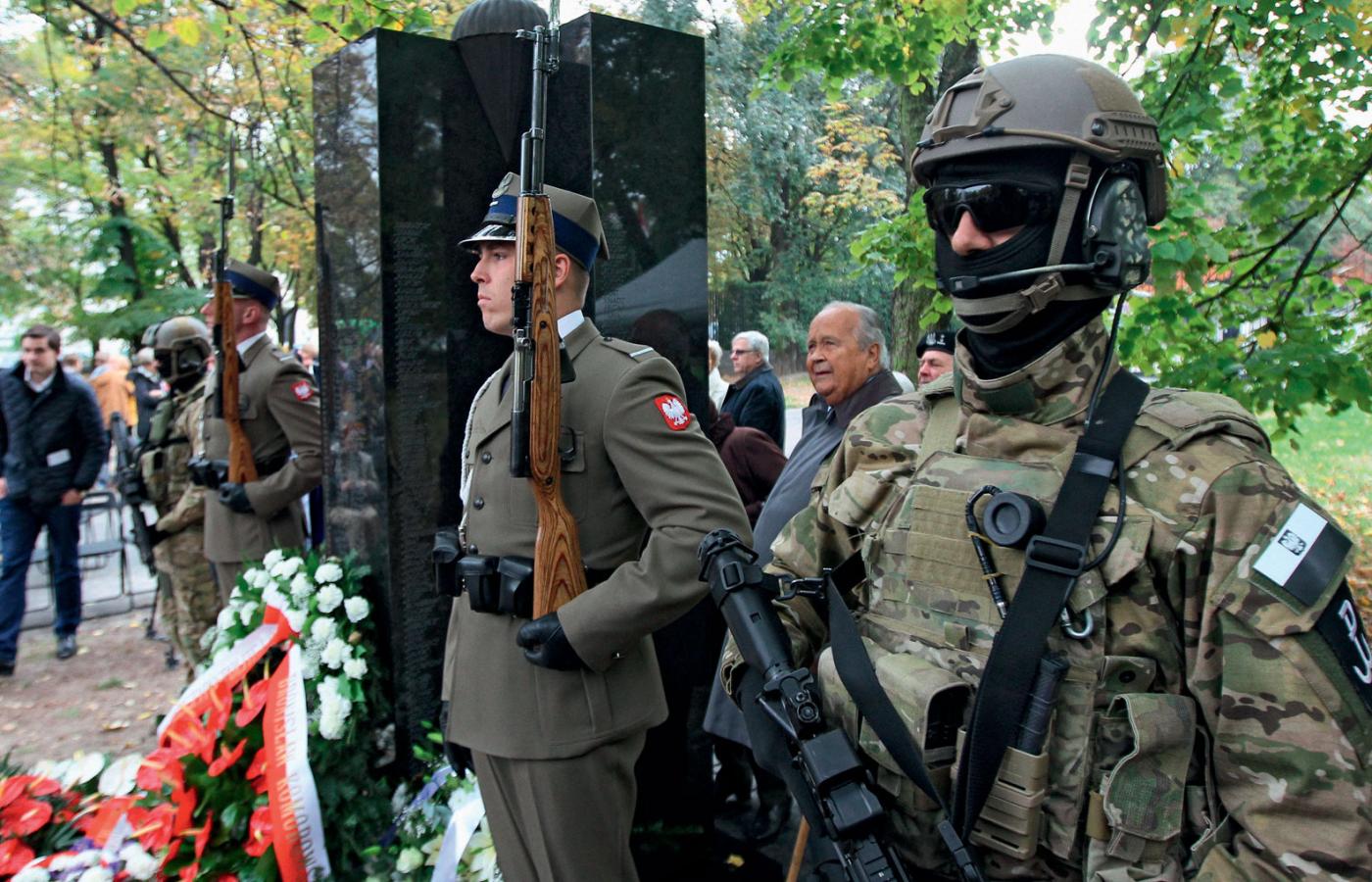 Uroczystość odsłonięcia pomnika Cichociemnych Spadochroniarzy AK przed gmachem Sejmu w Warszawie z udziałem komandosów GROM, 2013 r.