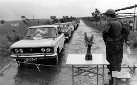 Czterdzieści lat później - orszak zmotoryzowany składa okup. PRL to czas industrializacji, przenoszenia ludzi i ich zwyczajów. Charakterystyczna dla lat 70. lalka i goździki na masce dużego fiata.