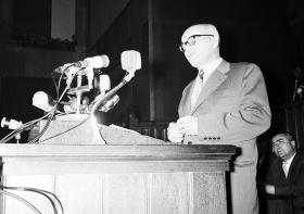 Władysław Gomułka przemawiający w sejmie, 1957 r.