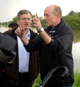 Bronek, pamiętaj: nie łoś, a łosoś, nie taaaaaaaaaaaaaaki, tylko taki i nie polowałeś, a widziałeś. Teraz powtórz, bo zaraz wchodzimy na żywo.