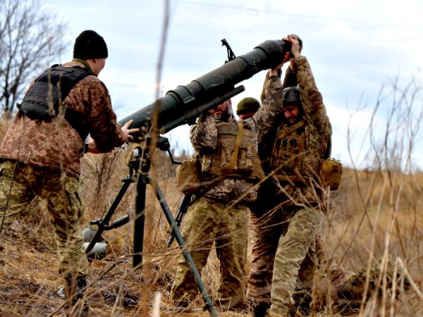 Ukraińscy żołnierze rozstawiają moździerz w okolicy Bachmutu, listopad 2023 r.