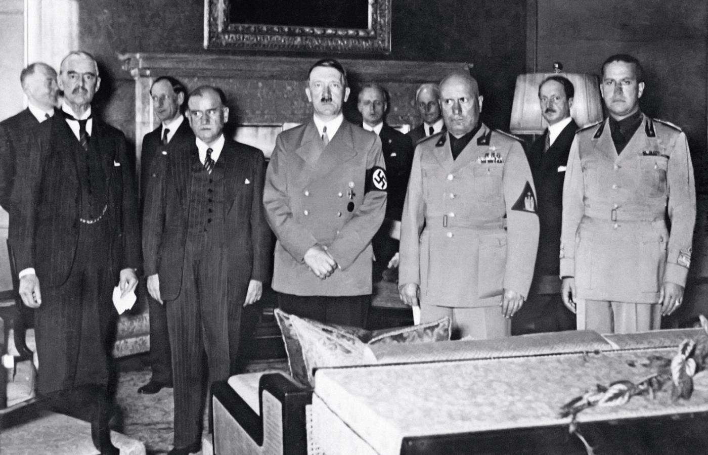Po podpisaniu traktatu monachijskiego, 30 września 1938 r. W pierwszym rzędzie stoją, od lewej: Neville Chamberlain, Edouard Daladier, Adolf Hitler, Benito Mussolini, Galeazzo Ciano.