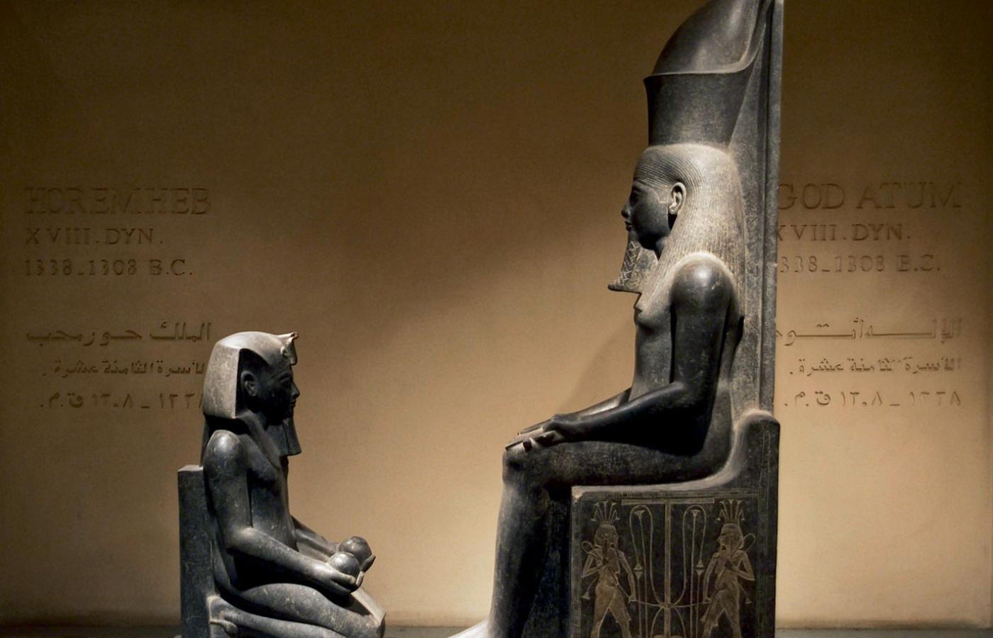 Wieczorny Atum w ludzkiej postaci z podwójną koroną (klęczy przed nim faraon Horemheb), rzeźba z granitu, XIV w. p.n.e.