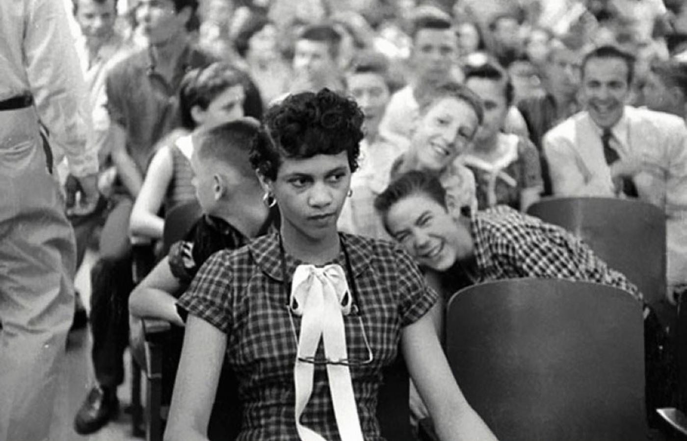 Dorothy Counts, pierwsza czarnoskóra dziewczyna, która otrzymała wstęp do szkoły zarezerwowanej wcześniej tylko dla białych. 1957 rok.
