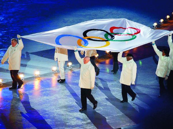 Wniesienie flagi olimpijskiej w Salt Lake City. Pierwszy z lewej Lech Wałęsa.