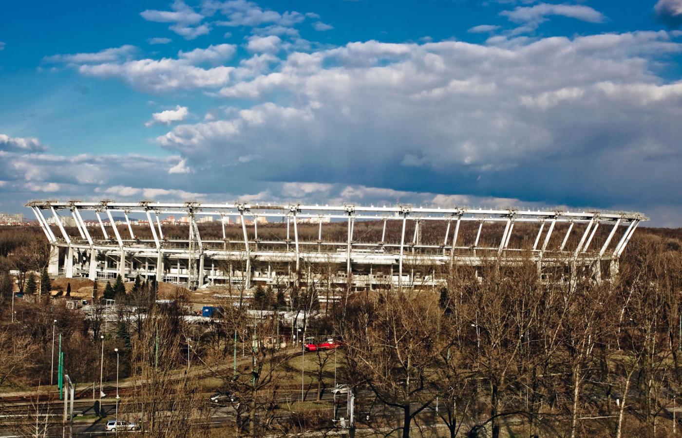 Przeciągająca się przebudowa Stadionu Śląskiego jest coraz bardziej kompromitująca dla władz, utrudnia też życie okolicznym mieszkańcom.