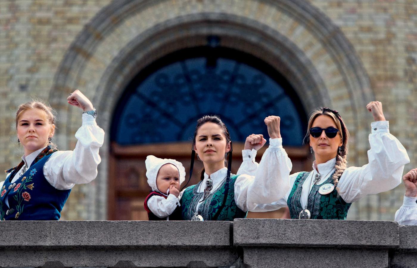 Kobiety w strojach regionalnych protestują przed parlamentem w Oslo przeciwko cięciom w opiece zdrowotnej (w Norwegii będącej na relatywnie wysokim poziomie), maj 2019 r.
