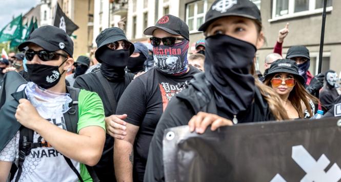 Marika na czele nacjonalistycznej demonstracji w Katowicach. Lipiec 2020 r., miesiąc przed napadem w Poznaniu, za który została skazana.