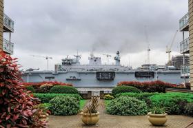 Lotniskowiec „Ocean” zacumował przy osiedlu mieszkaniowym w Greenwich.