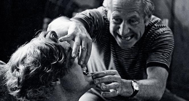 Dr Aleksander Lowen - amerykański psychiatra i psychoterapeuta, twórca analizy bioenergetycznej.