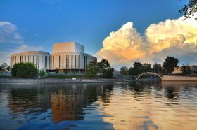 Opera Nova, czyli kwintesencja życia kulturalnego w Bydgoszczy. Budynek powstawał aż trzy dekady – i to widać, bo jest nowoczesny i monumentalny. To jedna z najważniejszych instytucji kultury w mieście, ale i w kraju. W dodatku jest stale modernizowana. Gmach opery wznosi się w zakolu Brdy. „Pierwszy projekt w stylu późnego modernizmu został przyjęty do realizacji w 1961 r., budowę rozpoczęto w 1973, a zakończono w 2006 r., czyli po 45 latach! A zatem ta wyraźna dominanta w centrum miasta już w momencie otwarcia była zabytkiem” – pisał Piotr Sarzyński w POLITYCE.