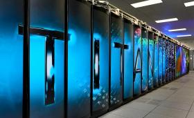 Titan - najpotężniejszy komputer świata. 20 petaflopów czyli 20 tys. bilionów (w krótkiej skali - trylionów) operacji na sekundę. Mieści się w Oak Ridge National Laboratory w USA.  Ma 700 terabajtów pamięci. Zbudowany przez U.S. Department of Energy.