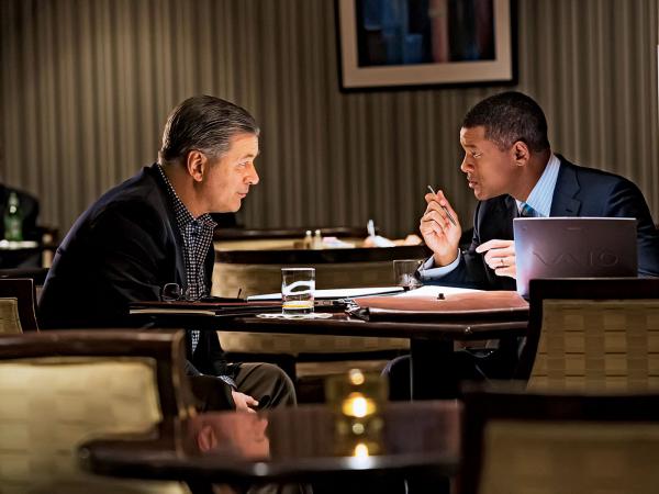 Will Smith (z prawej) w głównej roli neuropatologa heroicznie walczącego z NFL i Alec Baldwin (dr Julian Bailes)