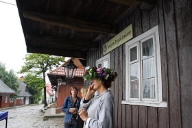 Lanckorona: drewniana zabudowa rynku, dom - siedziba Towarzystwa Przyjaciół Lanckorony